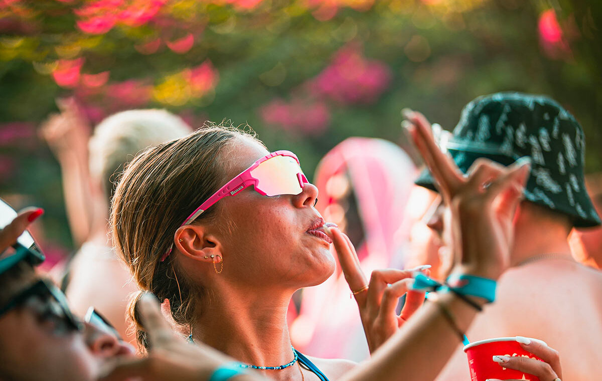 photo femme lunettes de vitesse roses festival